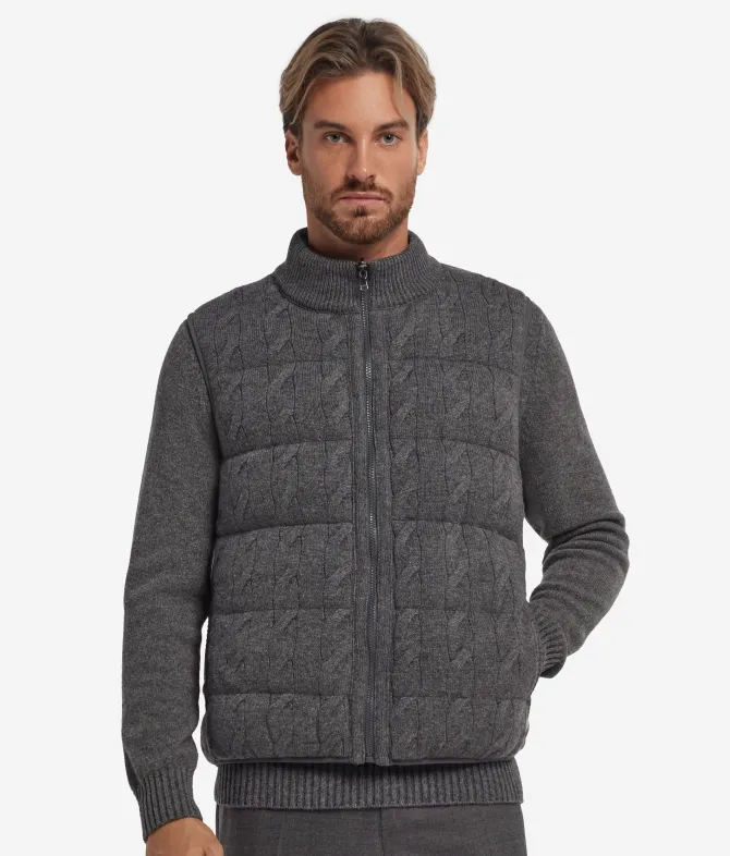 Piumino smanicato reversibile con trecce in Cashmere Ultrasoft