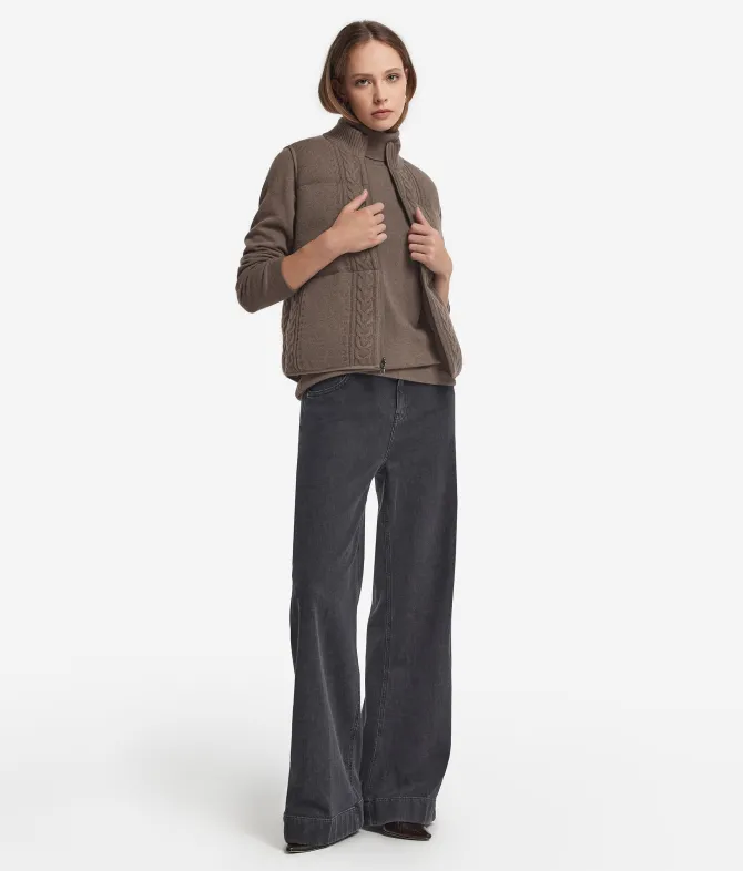 Piumino smanicato reversibile con trecce in cashmere