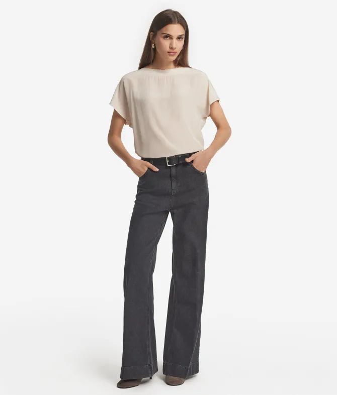 T-shirt con scollo a barchetta in seta e modal