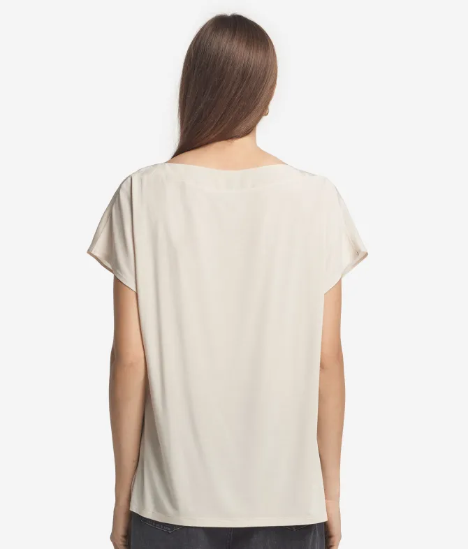 T-shirt con scollo a barchetta in seta e modal