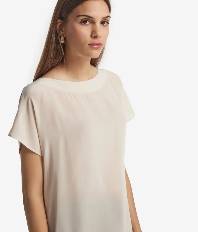 T-shirt con scollo a barchetta in seta e modal