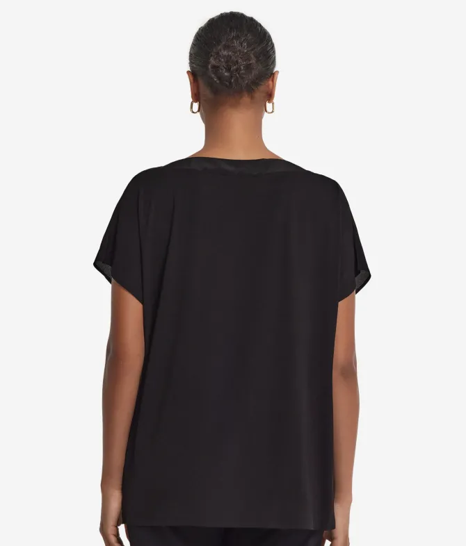 T-shirt con scollo a barchetta in seta e modal